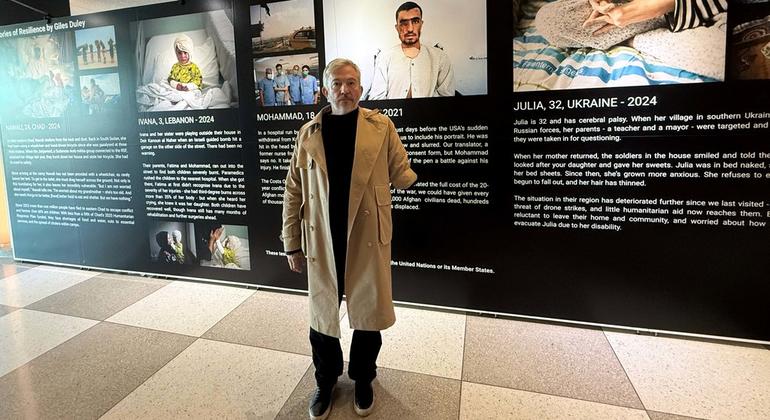 Джайлс Дьюли у выставки своих фотографий в штаб-квартире ООН.